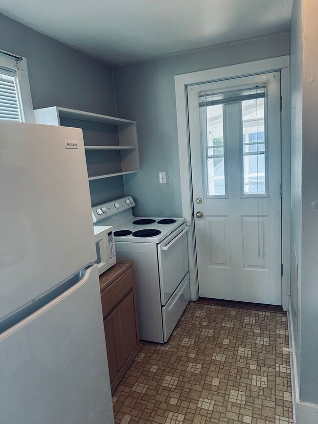 Building Photo - 330 W Sycamore St