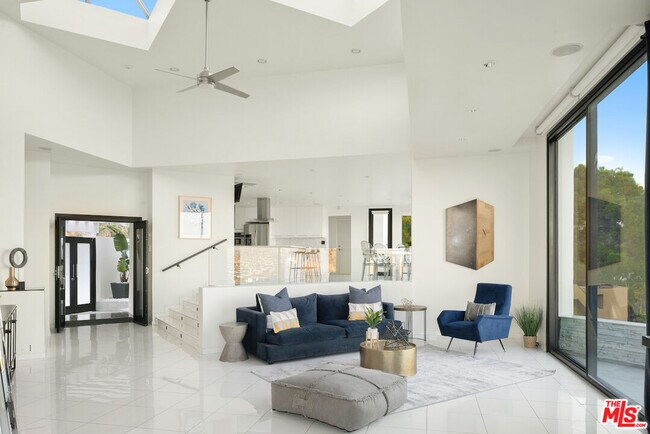 Foto del edificio - 2231 Sunset Plaza Dr