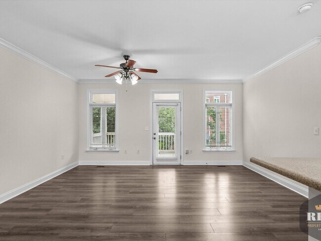 Foto del edificio - 3 Story Townhome, New Wood Floors, Great W...