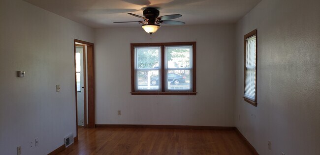 Building Photo - 553 Kelly St