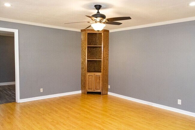 Building Photo - 435 Montclair Dr