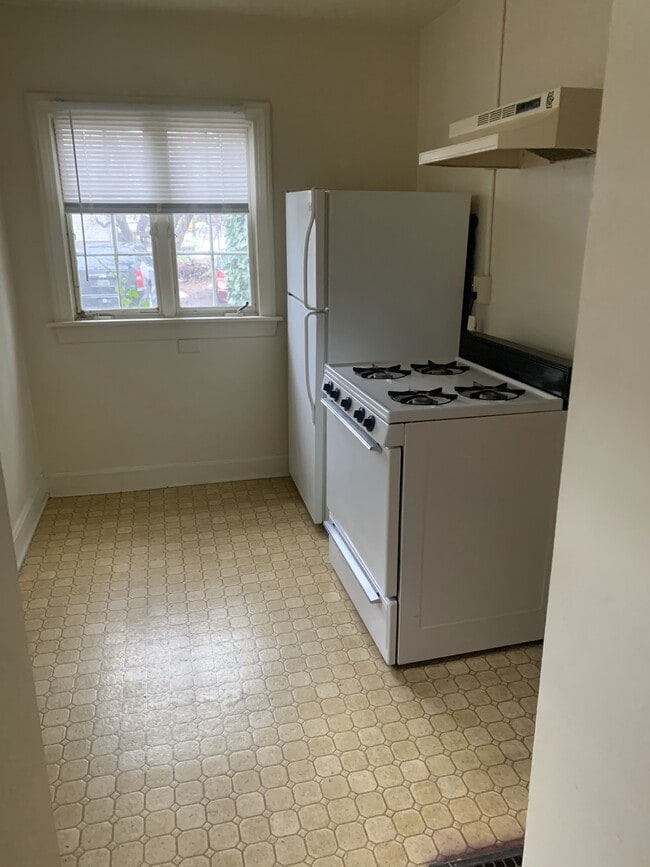 Building Photo - 450 W 9th St