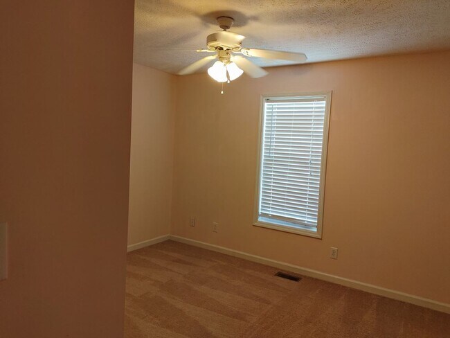 Foto del edificio - BEAUTIFUL 5 BEDROOM HOME IN BIRCH CREEK (CH)