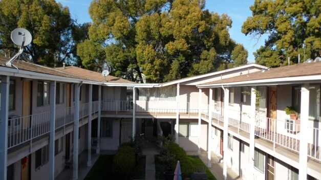 Foto del edificio - 712-720 E Kingsley Ave