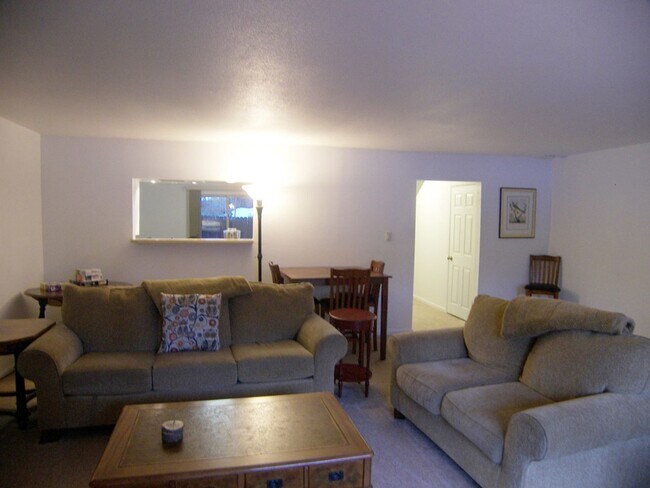Building Photo - 3 Bedroom - Central Incline!