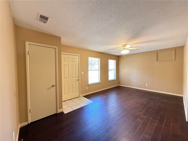 Building Photo - 2208 Sycamore Pl