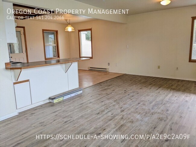 Building Photo - 2 bedroom home with detached garage and bo...