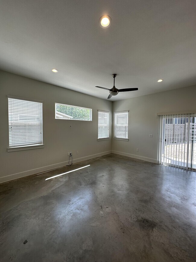 Building Photo - 7208 Carver Ave