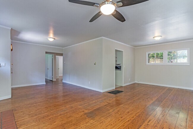 Building Photo - 6172 Moraga Ave - 2 bedroom | 1 bath | Sin...