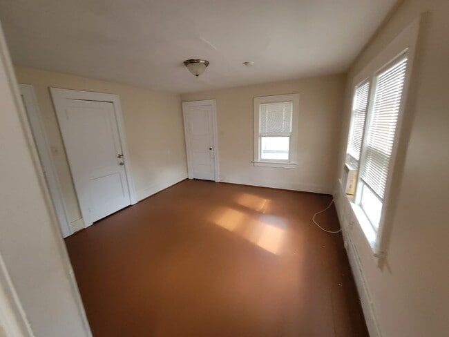 Building Photo - 212 S Oleander Ave