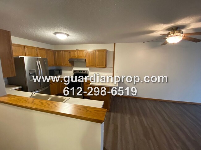 Foto del edificio - Top Floor Condo Available May 1st, Open Fl...