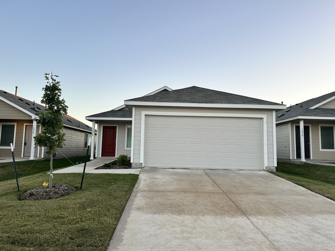 Foto principal - 1034 Raintree Rd