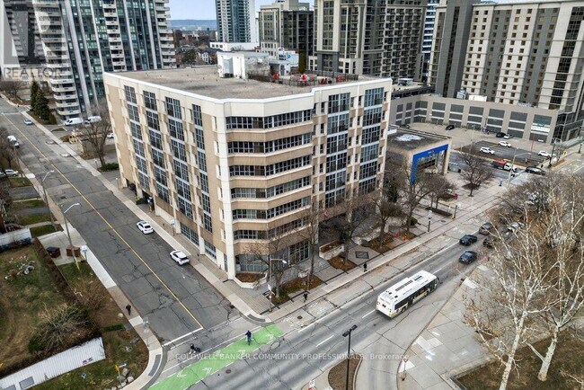 Photo du bâtiment - 120 Jackson St W