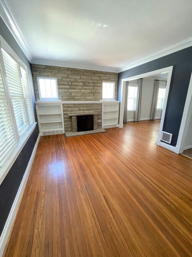 Foto del edificio - COMING SOON - Beautiful corner house in Webster Groves across the street from Avery Elementary!