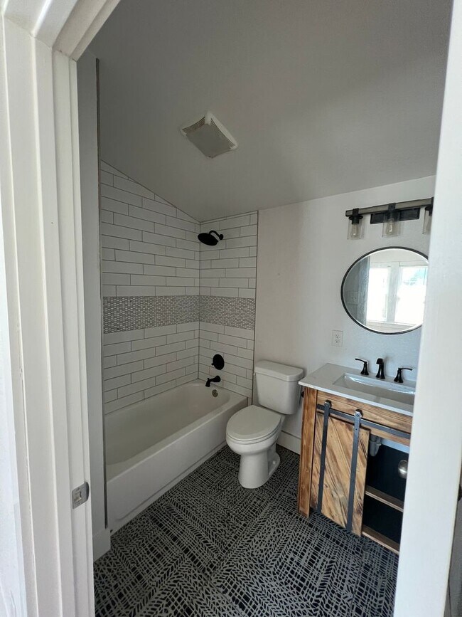 Building Photo - Cute 2/2 Duplex