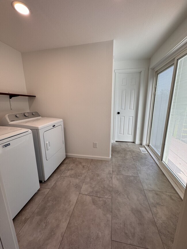 Lavadero - 231 8th Ave N