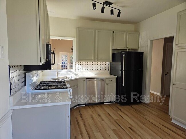 Foto del edificio - 1624 Nesfield Pl