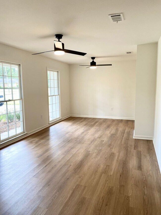 Foto del edificio - *AVAILABLE NOW* Newly Remodeled 3 bedroom,...