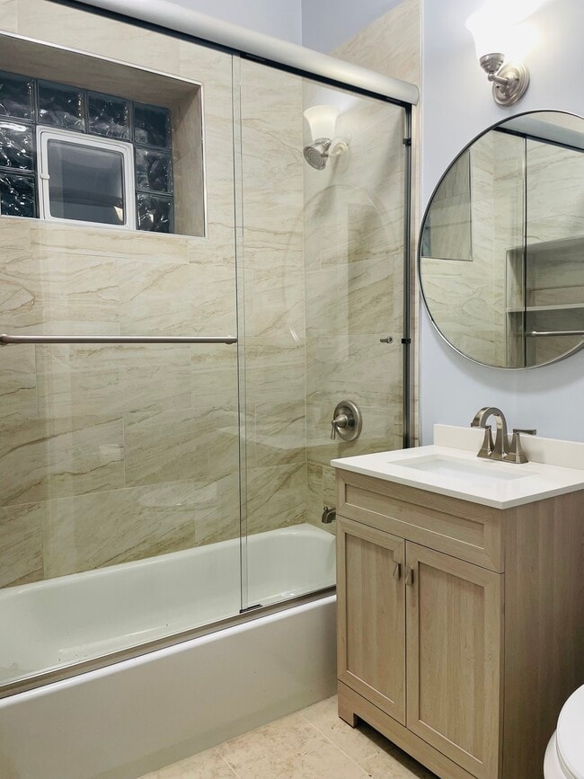 Baño - 5646 W 22nd Pl