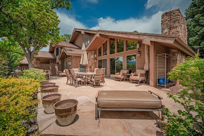 Foto del edificio - 3570 Camels Ridge Ln