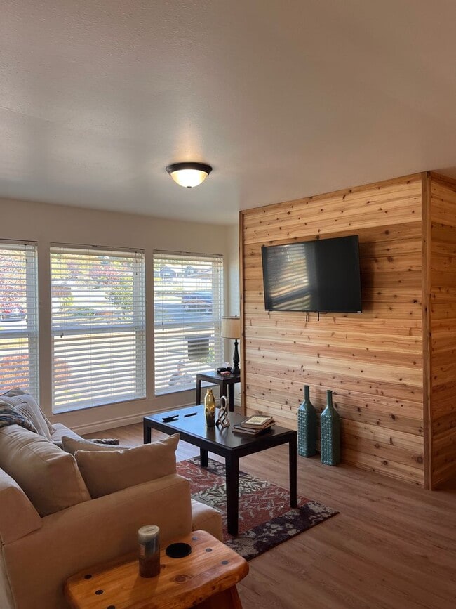 Building Photo - 1335 Bradley St