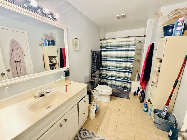 Building Photo - Charming 3-Bed Gem in the Heart of Minneapolis - Cozy Lower level duplex.