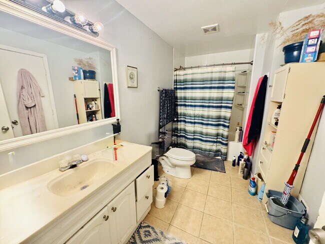 Foto del edificio - Charming 3-Bed Gem in the Heart of Minneapolis - Cozy Lower level duplex.