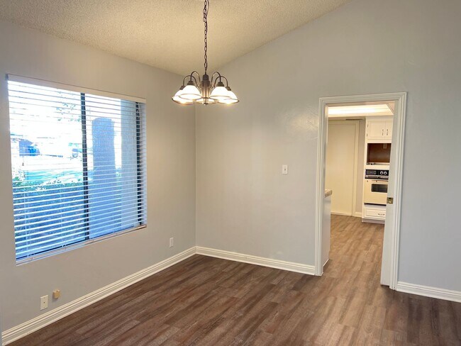 Foto del edificio - SOUTHWEST BAKERSFIELD MOVE-IN-SPECIAL 1/2 ...