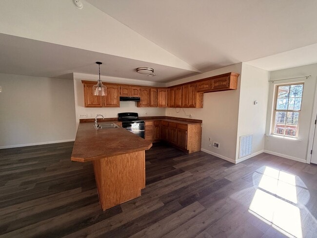 Foto del edificio - Welcome to this conveniently located home in Russellville, AR, a place where comfort meets style.