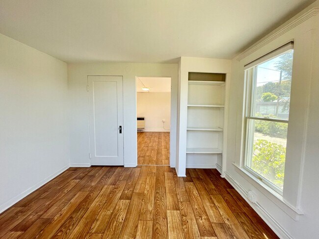 Foto del edificio - Bernal Hill Cottage Type Full Floor Flat in a 2 Unit Building - PROGRESSIVE