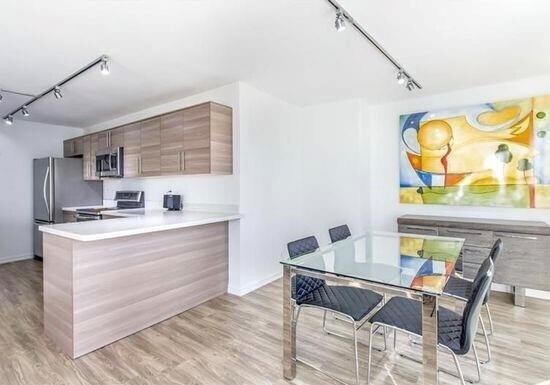Foto del edificio - 720 Bayshore Dr