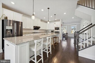 Building Photo - 831 Stonecliffe Rd