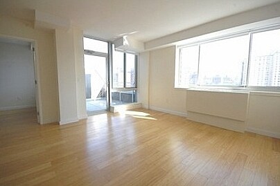 Foto principal - 310 E 2nd St