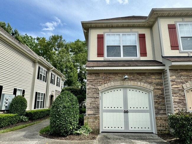 Building Photo - 2-Bedroom Condo Available 09-03-24!! Attac...