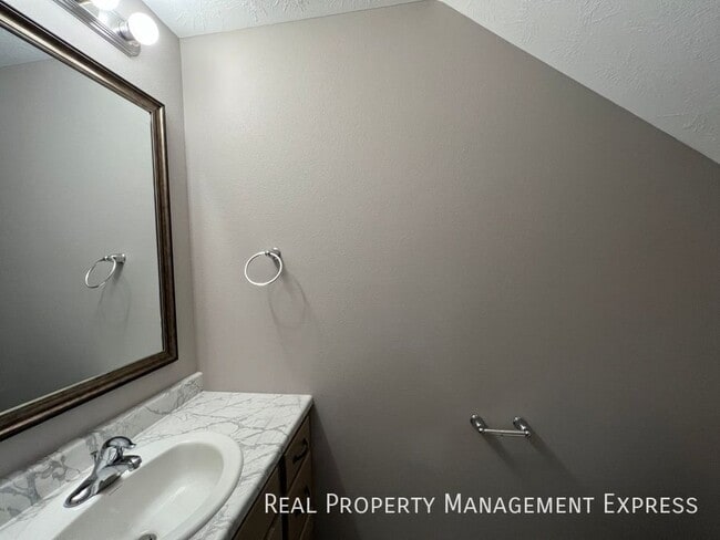 Building Photo - 3 Bed 2.5 Bath Townhome w/ Two-Stall Garag...