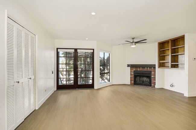 Foto del edificio - Rare Hillcrest Opportunity — 2BR Condo with Parking!