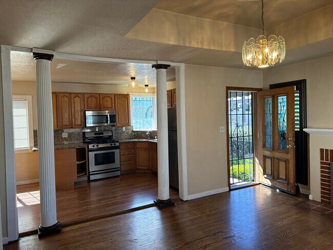 Foto del edificio - 2bed/1bath Home Plus ADU w/ kitchen & bath...