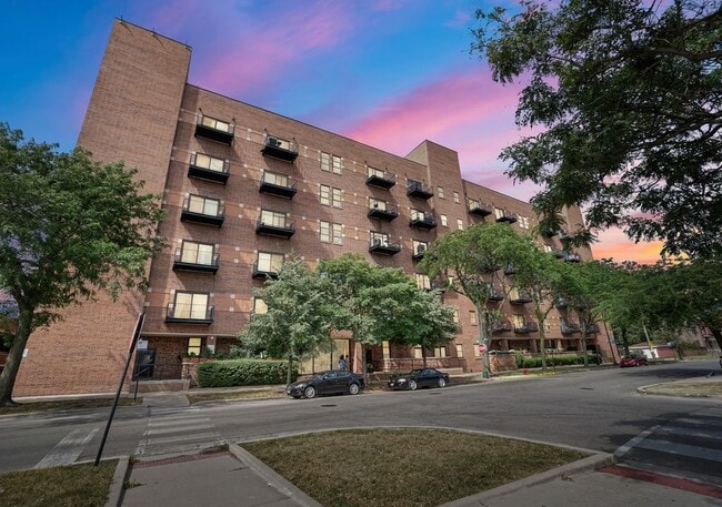 Building Photo - 1000 E 53rd St