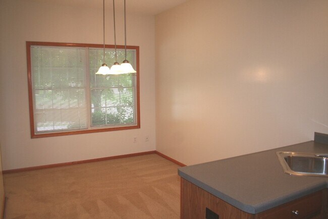 Building Photo - 2405 Devils Glen Rd