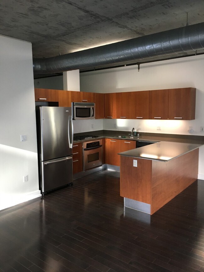 Foto del edificio - 645 W 9th St