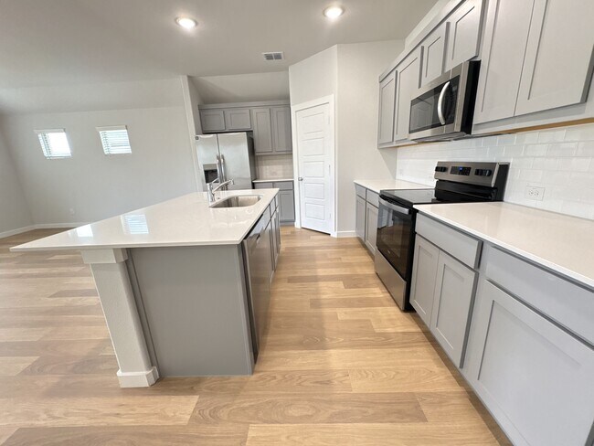 Building Photo - 320 Arcane St