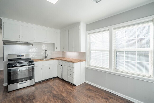Building Photo - Beautifully Redone 2 Bedroom House! Available for Immediate Move in!