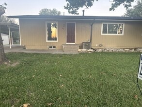 Building Photo - 602 Sara St