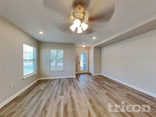 Foto del edificio - 11626 Brian Lakes Dr N