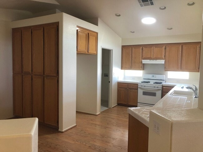 Building Photo - Charming 3 bdrm Crown Hills Home with Spectacular Views