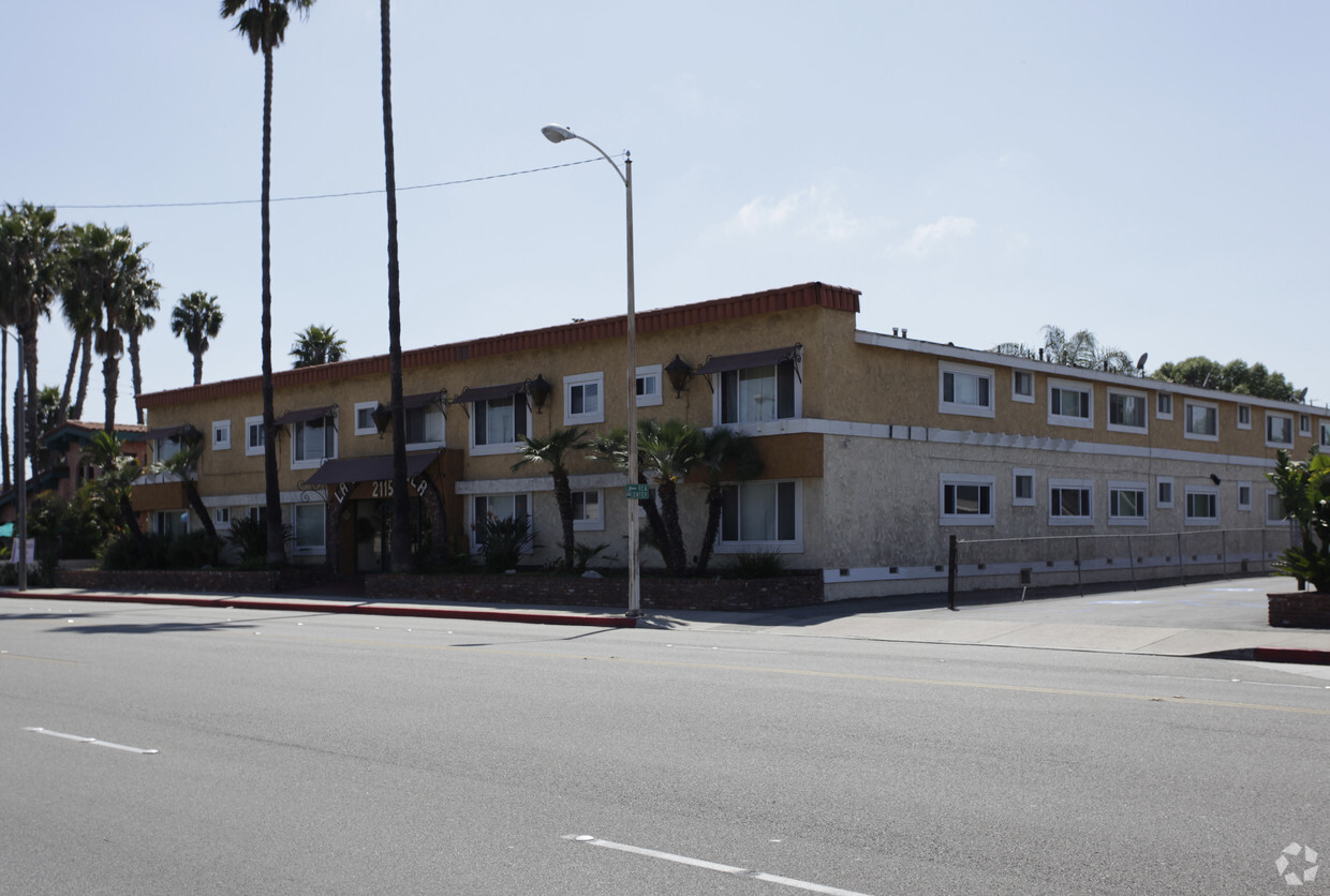 Building Photo - La Casa Blanca