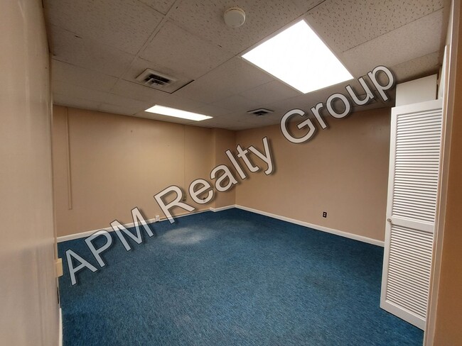 Foto del edificio - Commercial Space available!