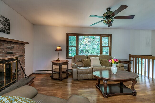 Foto del edificio - 254 Candlewood Lake Rd N
