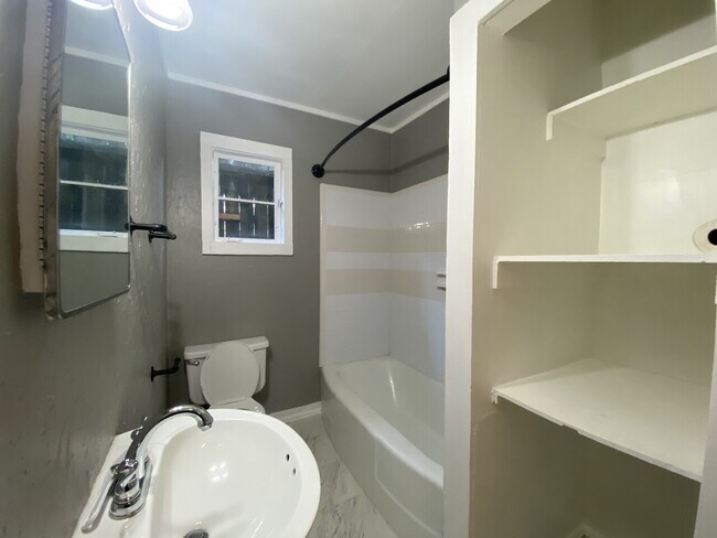 Building Photo - 58 Mershon St