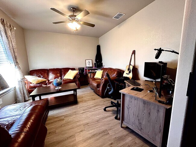 Building Photo - 3 bedroom 2 Bathroom with office. This hom...